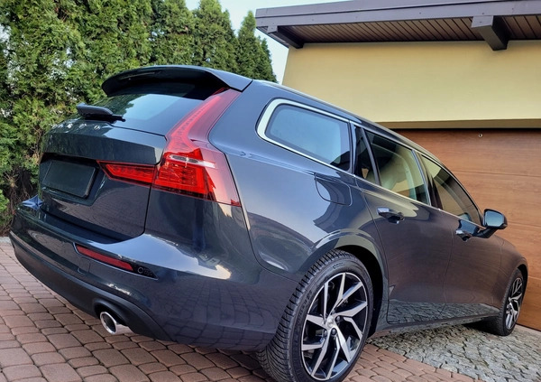 Volvo V60 cena 88800 przebieg: 203000, rok produkcji 2019 z Opoczno małe 379